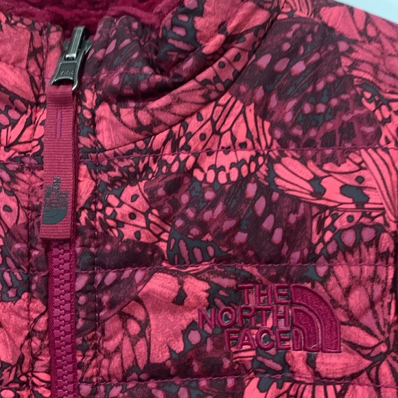 Girls The North Face reversible jacket, dark pink fur/pink butterflies. XXS/ 5. - Picture 5 of 8